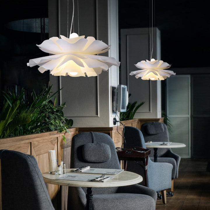Zeitgenössischer skandinavischer Hibiskus runder Acryl-Aluminium 2-Licht-Kronleuchter für das Wohnzimmer 
