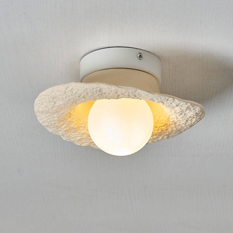 Zeitgenössische kreative unregelmäßige runde Kugelharz-Hardware 1-Licht Semi-Flush-Montage Deckenleuchte für Wohnzimmer 