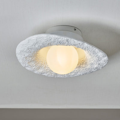 Zeitgenössische kreative unregelmäßige runde Kugelharz-Hardware 1-Licht Semi-Flush-Montage Deckenleuchte für Wohnzimmer 