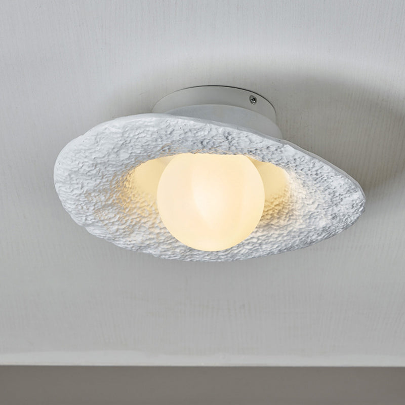 Zeitgenössische kreative unregelmäßige runde Kugelharz-Hardware 1-Licht Semi-Flush-Montage Deckenleuchte für Wohnzimmer 
