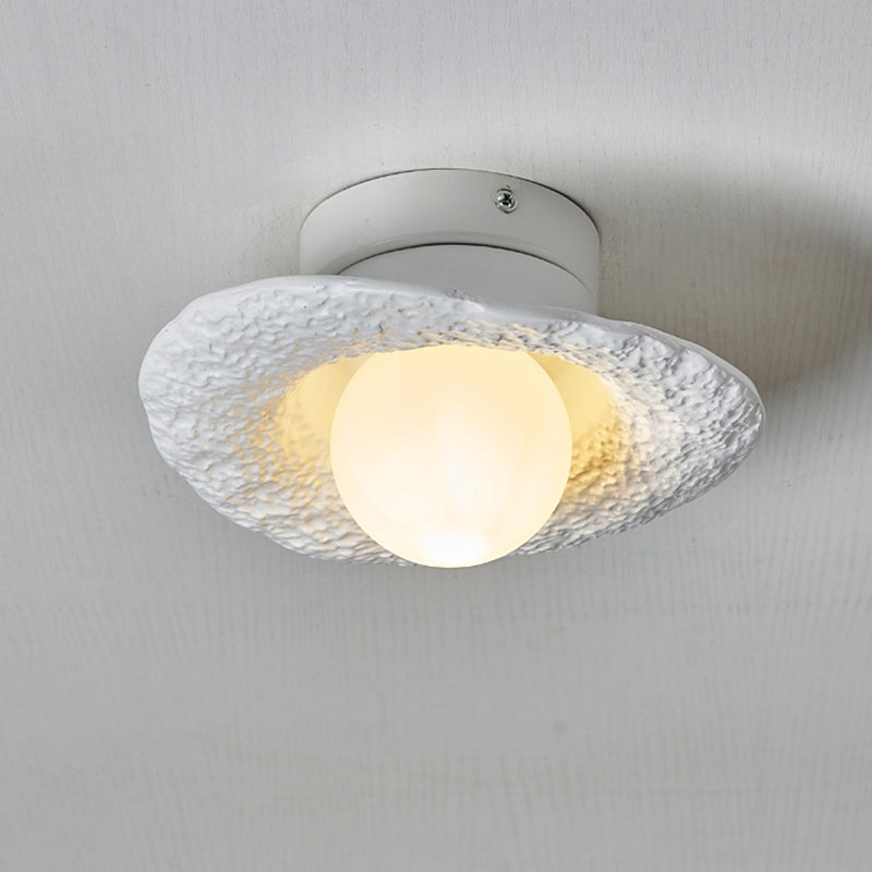 Zeitgenössische kreative unregelmäßige runde Kugelharz-Hardware 1-Licht Semi-Flush-Montage Deckenleuchte für Wohnzimmer 
