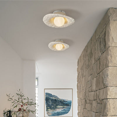 Zeitgenössische kreative unregelmäßige runde Kugelharz-Hardware 1-Licht Semi-Flush-Montage Deckenleuchte für Wohnzimmer 