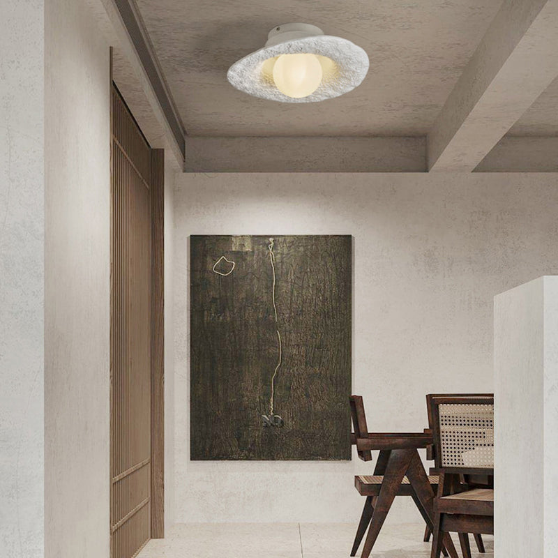 Zeitgenössische kreative unregelmäßige runde Kugelharz-Hardware 1-Licht Semi-Flush-Montage Deckenleuchte für Wohnzimmer 