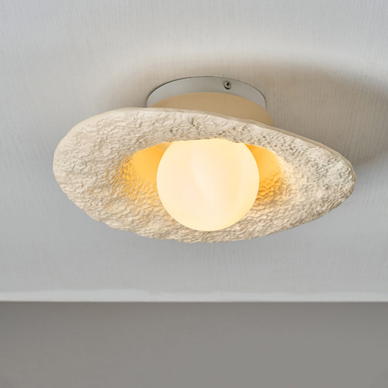 Zeitgenössische kreative unregelmäßige runde Kugelharz-Hardware 1-Licht Semi-Flush-Montage Deckenleuchte für Wohnzimmer 