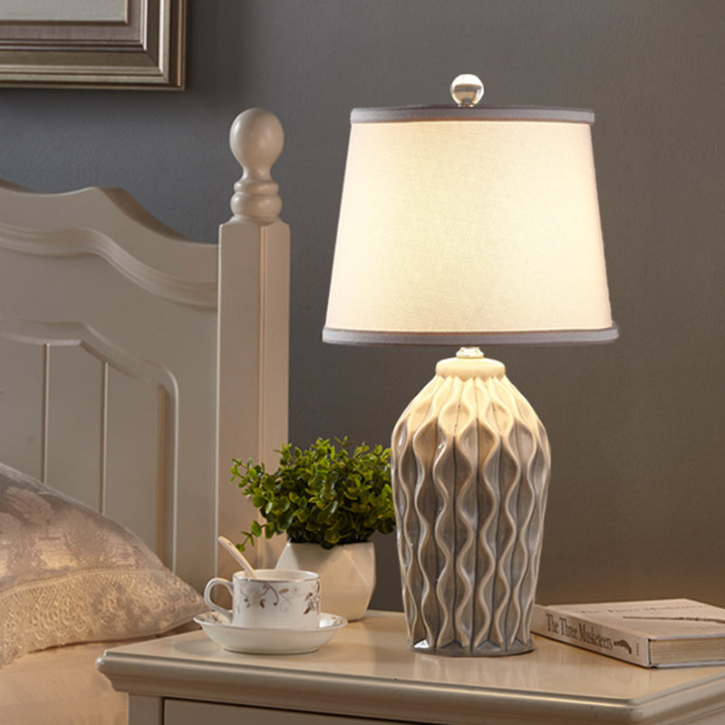 Lampe de table en céramique à motif scandinave contemporain avec tissu rond à 1 lumière pour chambre 