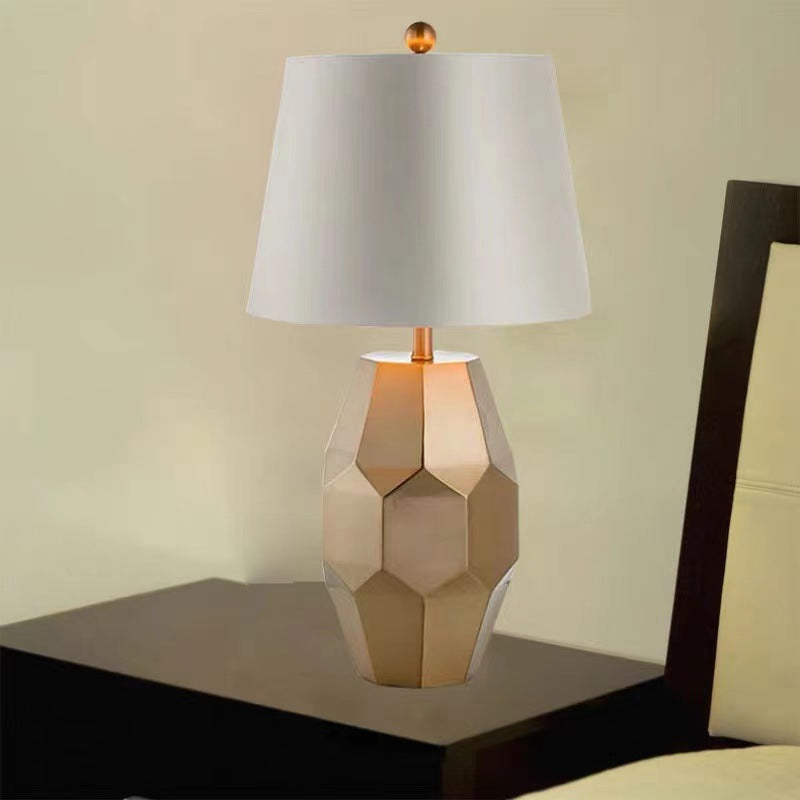 Lampe de Table Moderne de Luxe en Métal avec Abat-Jour Rond en Lin à Motif Festonné et Diamant à 1 Lumière pour Salon 