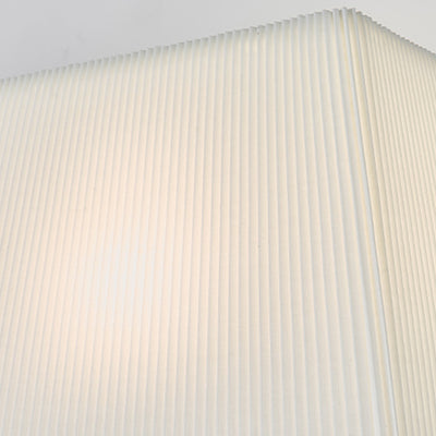 Moderne minimalistische Wandlampe mit gewelltem quadratischem Stoffschirm und einer Lichtquelle für das Wohnzimmer 