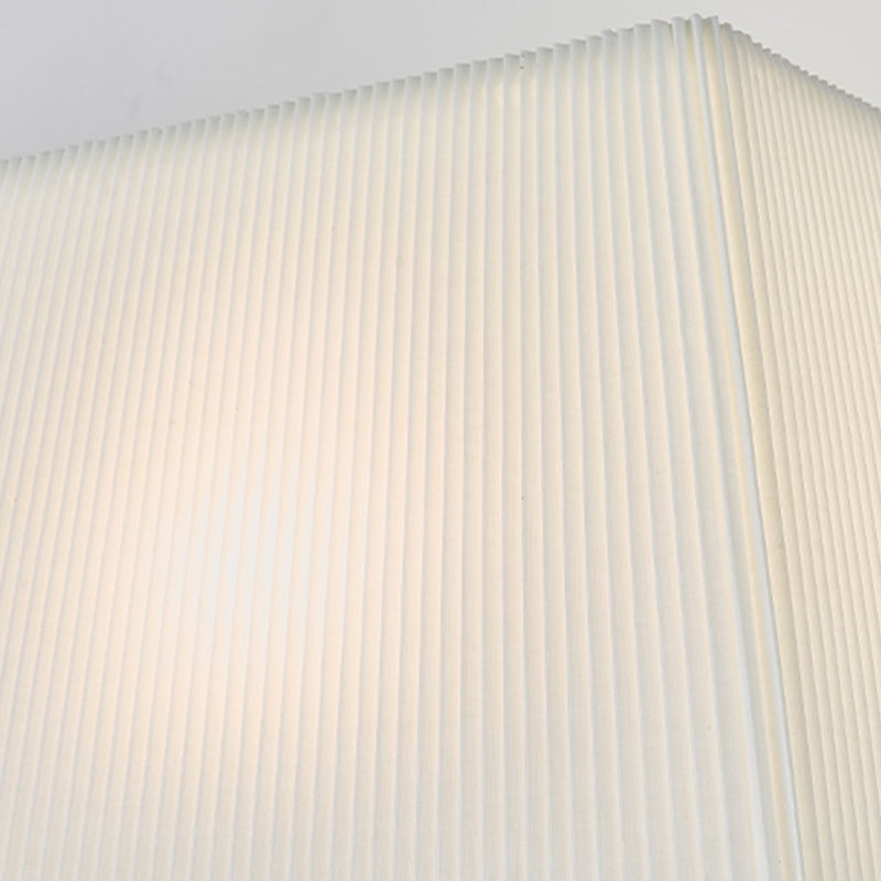Moderne minimalistische Wandlampe mit gewelltem quadratischem Stoffschirm und einer Lichtquelle für das Wohnzimmer 