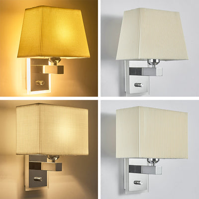 Moderne minimalistische Wandlampe mit gewelltem quadratischem Stoffschirm und einer Lichtquelle für das Wohnzimmer 