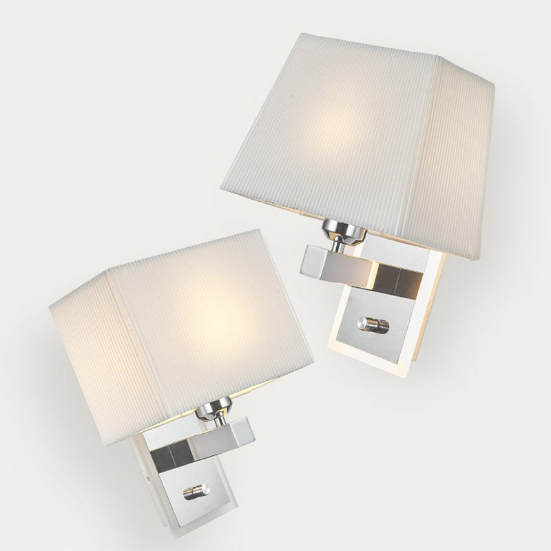 Moderne minimalistische Wandlampe mit gewelltem quadratischem Stoffschirm und einer Lichtquelle für das Wohnzimmer 