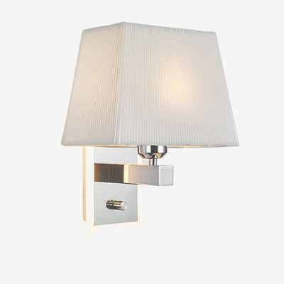Moderne minimalistische Wandlampe mit gewelltem quadratischem Stoffschirm und einer Lichtquelle für das Wohnzimmer 