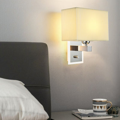 Moderne minimalistische Wandlampe mit gewelltem quadratischem Stoffschirm und einer Lichtquelle für das Wohnzimmer 