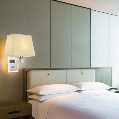 Moderne minimalistische Wandlampe mit gewelltem quadratischem Stoffschirm und einer Lichtquelle für das Wohnzimmer 