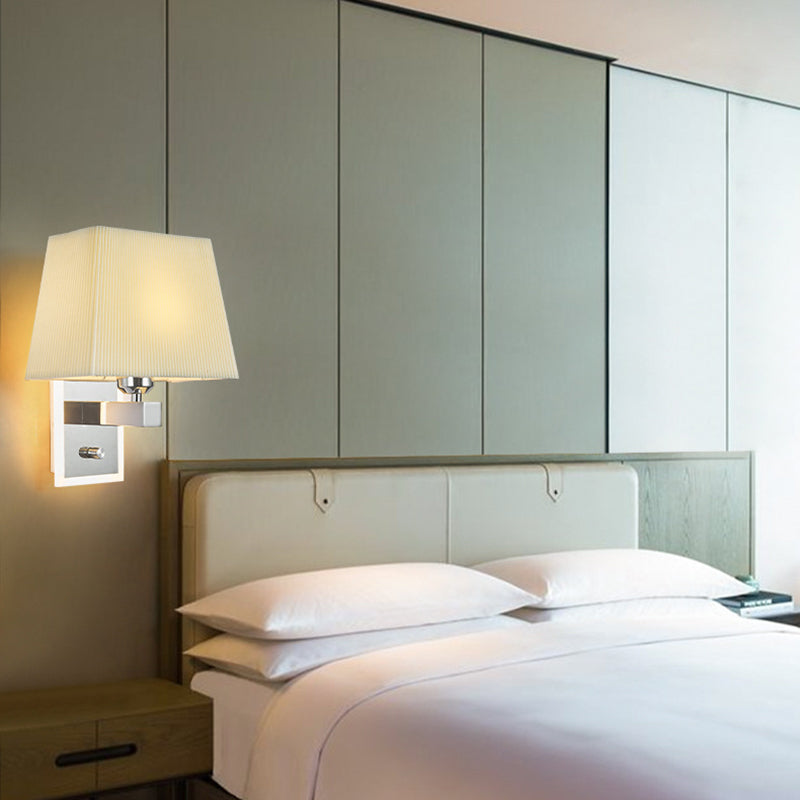 Moderne minimalistische Wandlampe mit gewelltem quadratischem Stoffschirm und einer Lichtquelle für das Wohnzimmer 