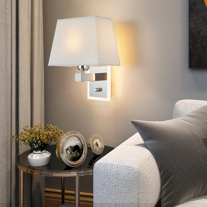 Moderne minimalistische Wandlampe mit gewelltem quadratischem Stoffschirm und einer Lichtquelle für das Wohnzimmer 