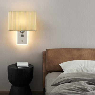Moderne minimalistische Wandlampe mit gewelltem quadratischem Stoffschirm und einer Lichtquelle für das Wohnzimmer 