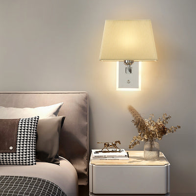 Moderne minimalistische Wandlampe mit gewelltem quadratischem Stoffschirm und einer Lichtquelle für das Wohnzimmer 