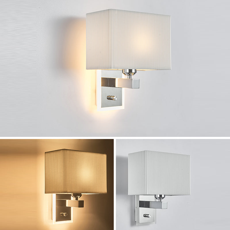 Moderne minimalistische Wandlampe mit gewelltem quadratischem Stoffschirm und einer Lichtquelle für das Wohnzimmer 