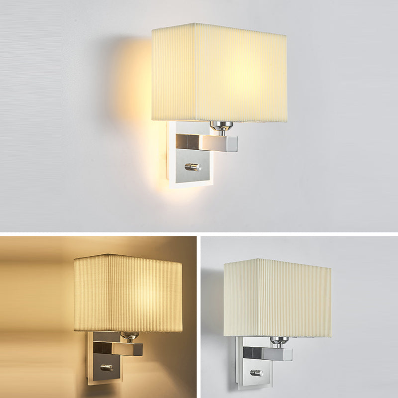 Moderne minimalistische Wandlampe mit gewelltem quadratischem Stoffschirm und einer Lichtquelle für das Wohnzimmer 