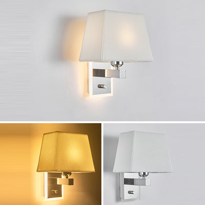 Moderne minimalistische Wandlampe mit gewelltem quadratischem Stoffschirm und einer Lichtquelle für das Wohnzimmer 