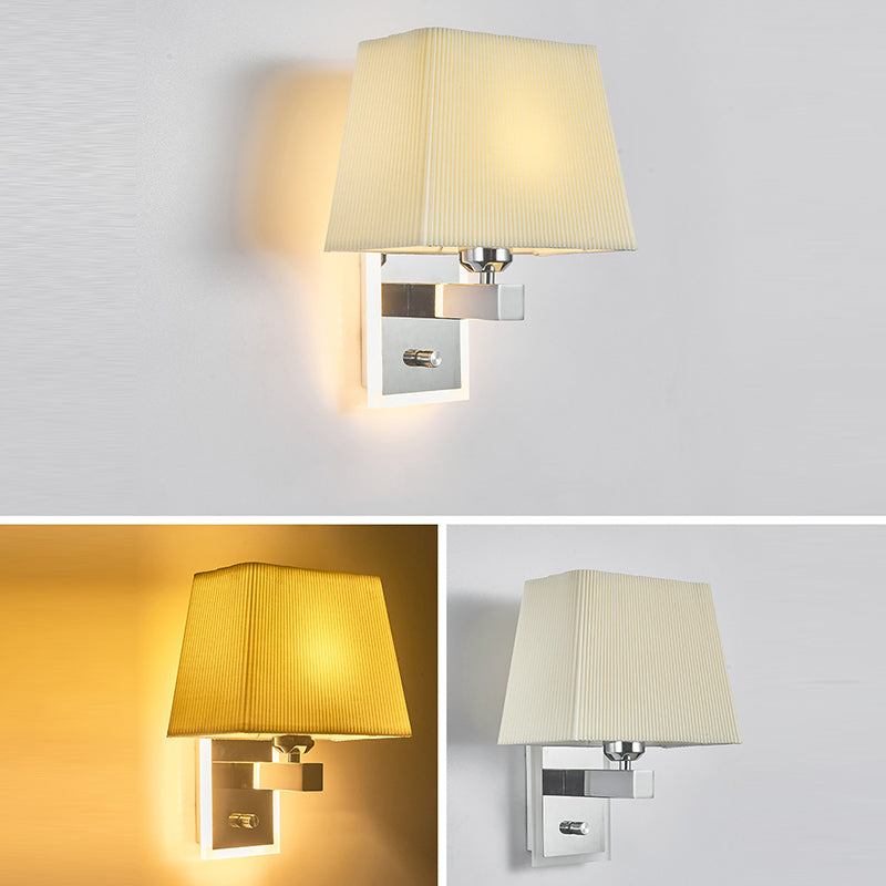 Moderne minimalistische Wandlampe mit gewelltem quadratischem Stoffschirm und einer Lichtquelle für das Wohnzimmer 