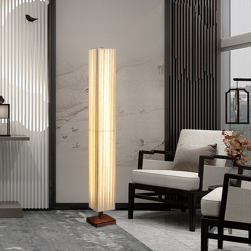 Lampa stojąca z drewna orzecha z ciepłym światłem LED