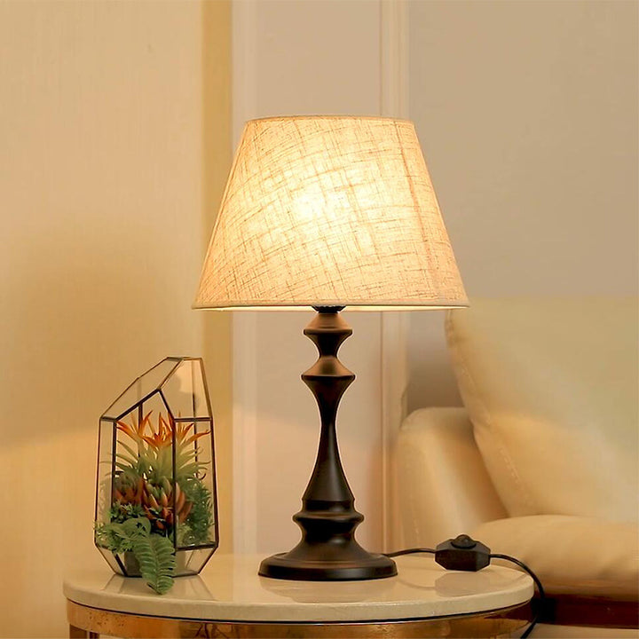 Lampe de table à une lumière avec abat-jour en tissu conique moderne pour chevet 