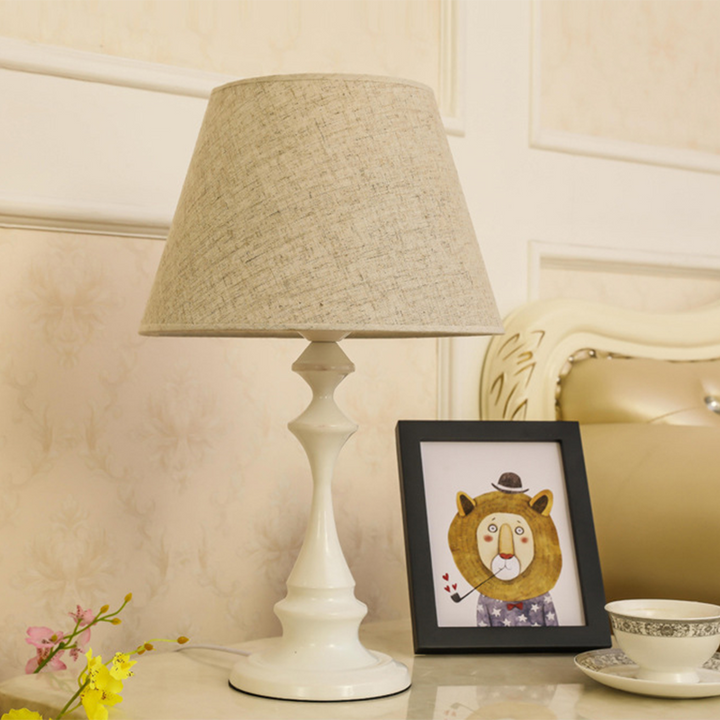 Lampe de table à une lumière avec abat-jour en tissu conique moderne pour chevet 