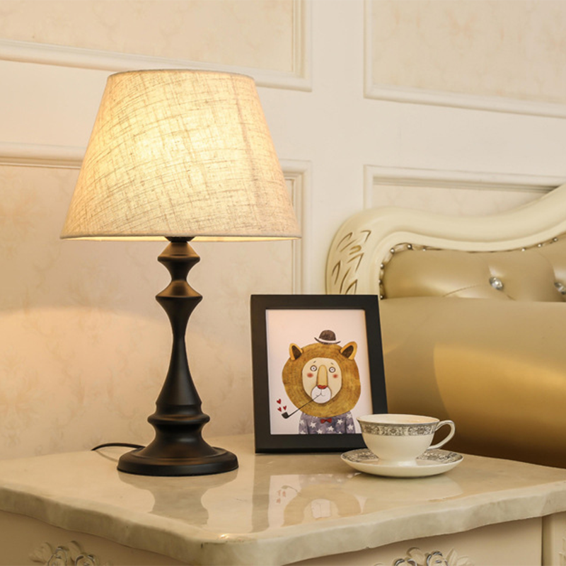 Lampe de table à une lumière avec abat-jour en tissu conique moderne pour chevet 