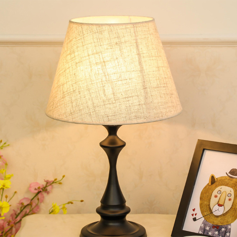Lampe de table à une lumière avec abat-jour en tissu conique moderne pour chevet 