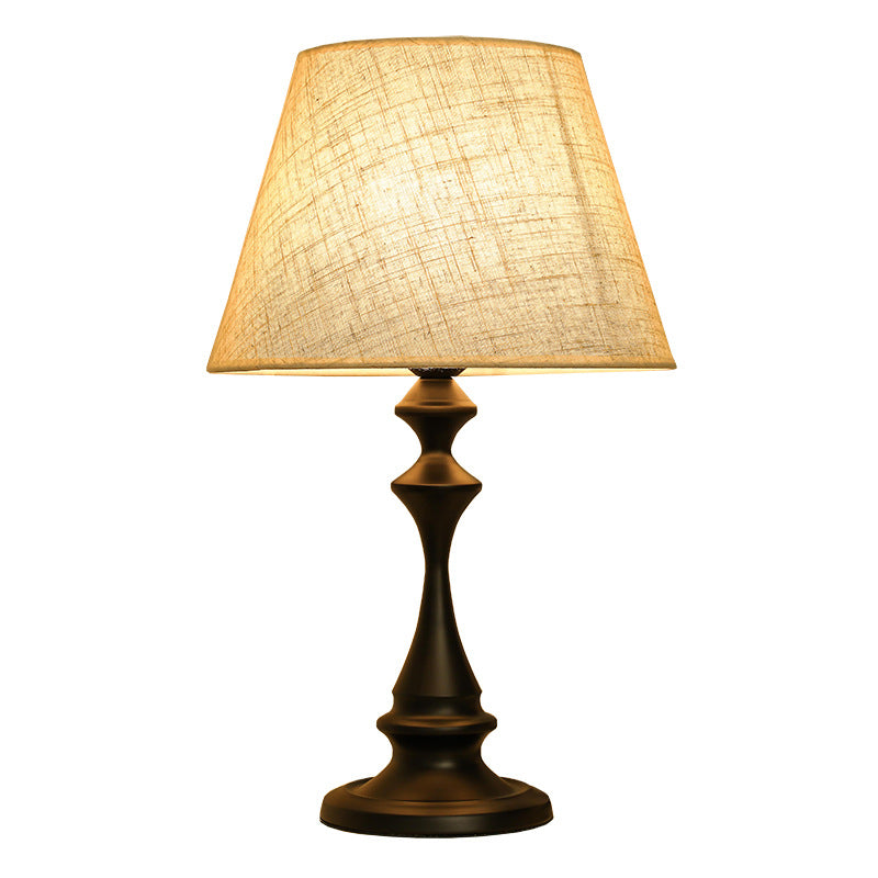 Lampe de table à une lumière avec abat-jour en tissu conique moderne pour chevet 