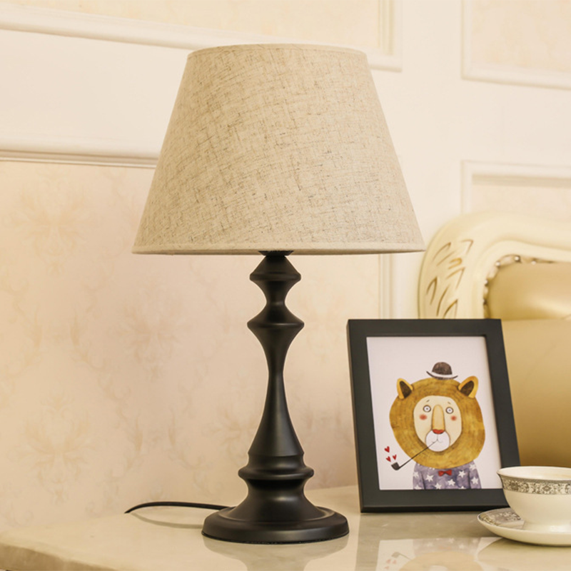 Lampe de table à une lumière avec abat-jour en tissu conique moderne pour chevet 