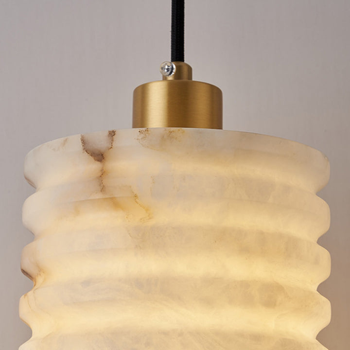 Lustre à suspension à une lumière en couches multiples en laiton et marbre chinois traditionnel pour chevet 