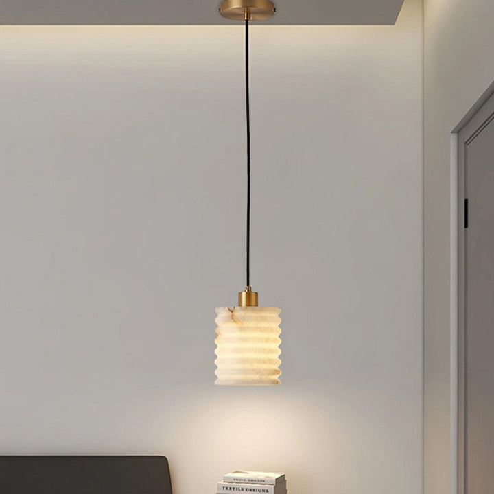 Lustre à suspension à une lumière en couches multiples en laiton et marbre chinois traditionnel pour chevet 