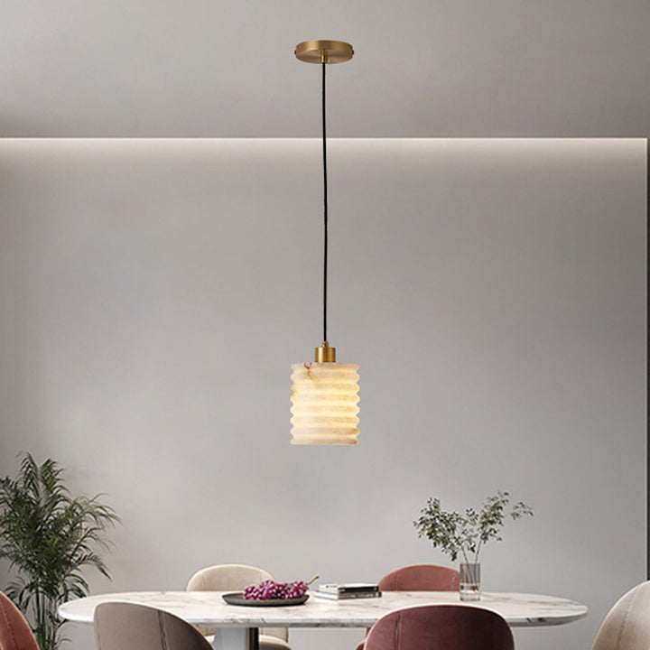 Lustre à suspension à une lumière en couches multiples en laiton et marbre chinois traditionnel pour chevet 