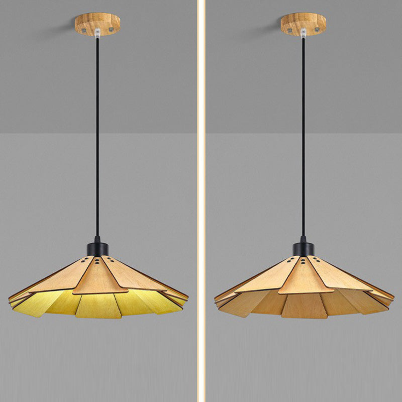 Traditionelle japanische Origami-Pendelleuchte aus Lindenholz und Metall in konischer Schirmform für Esszimmer 