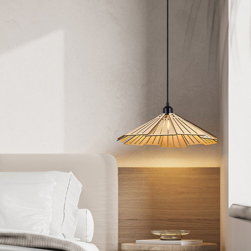 Traditionelle japanische Origami-Pendelleuchte aus Lindenholz und Metall in konischer Schirmform für Esszimmer 