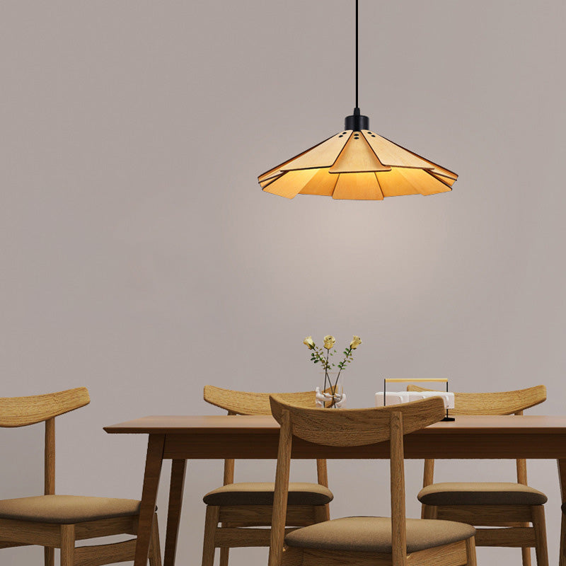 Traditionelle japanische Origami-Pendelleuchte aus Lindenholz und Metall in konischer Schirmform für Esszimmer 