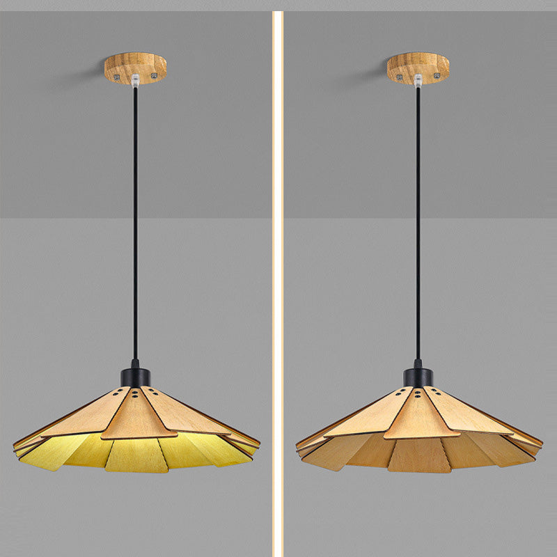 Traditionelle japanische Origami-Pendelleuchte aus Lindenholz und Metall in konischer Schirmform für Esszimmer 