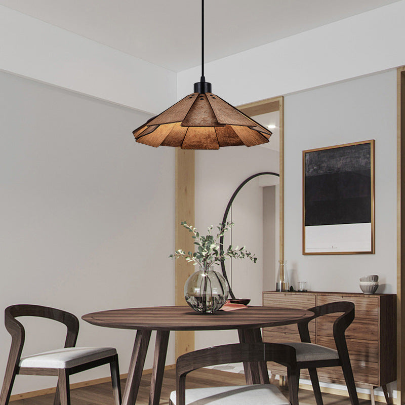 Traditionelle japanische Origami-Pendelleuchte aus Lindenholz und Metall in konischer Schirmform für Esszimmer 