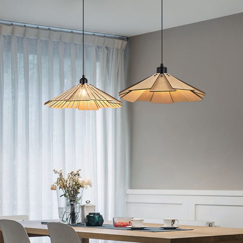 Traditionelle japanische Origami-Pendelleuchte aus Lindenholz und Metall in konischer Schirmform für Esszimmer 