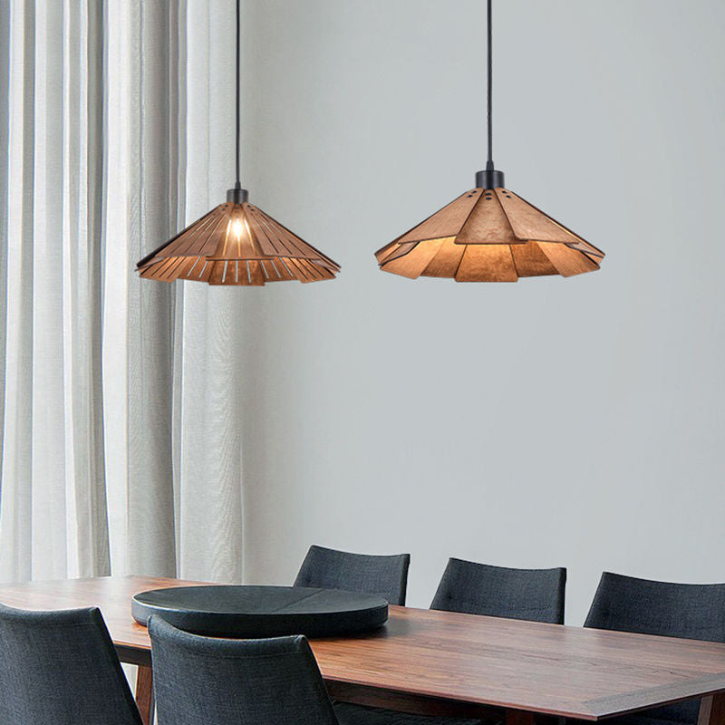 Traditionelle japanische Origami-Pendelleuchte aus Lindenholz und Metall in konischer Schirmform für Esszimmer 