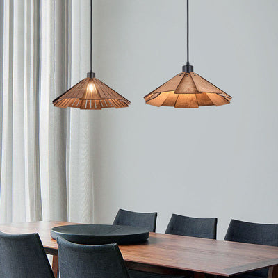 Traditionelle japanische Origami-Pendelleuchte aus Lindenholz und Metall in konischer Schirmform für Esszimmer 