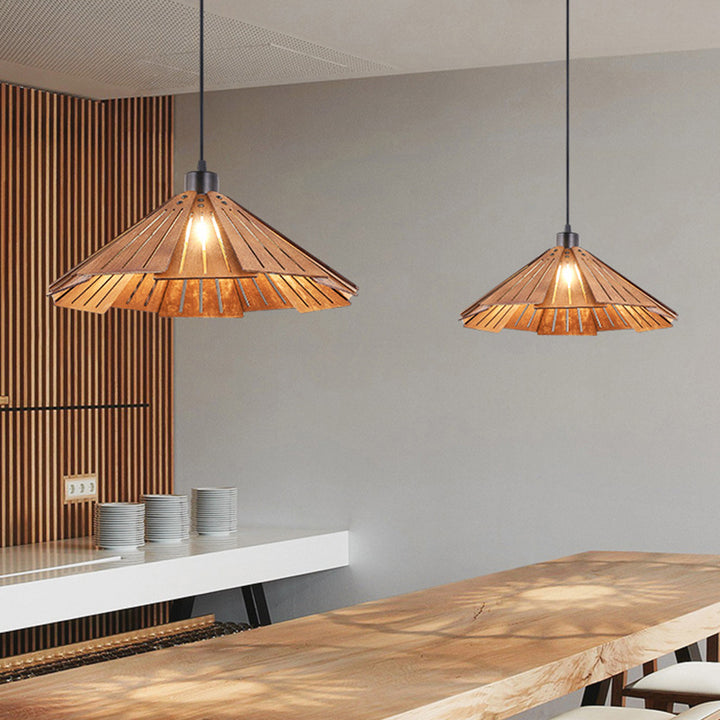 Traditionelle japanische Origami-Pendelleuchte aus Lindenholz und Metall in konischer Schirmform für Esszimmer 