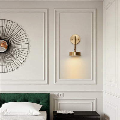 Applique murale LED rotative ronde en acrylique et cuivre de style moderne mi-siècle pour chevet 