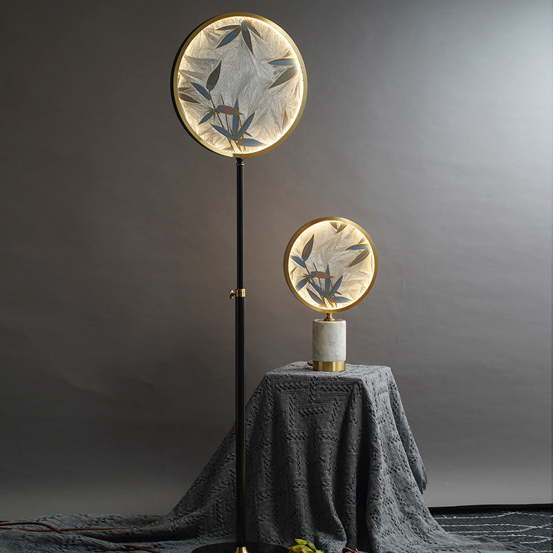 Traditionelle chinesische Messing-Marmor-Glasglasur, runde, handgefertigte LED-Stehlampe mit bemalten Bambusblättern, verstellbar für Wohnzimmer 
