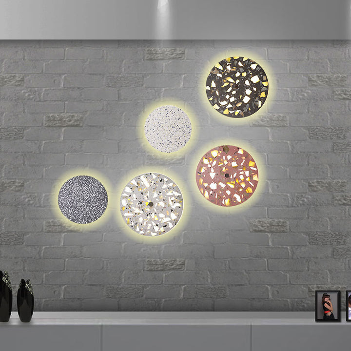 Zeitgenössische skandinavische Metallterrazzo-runde LED-Wandleuchte für Wohnzimmer 