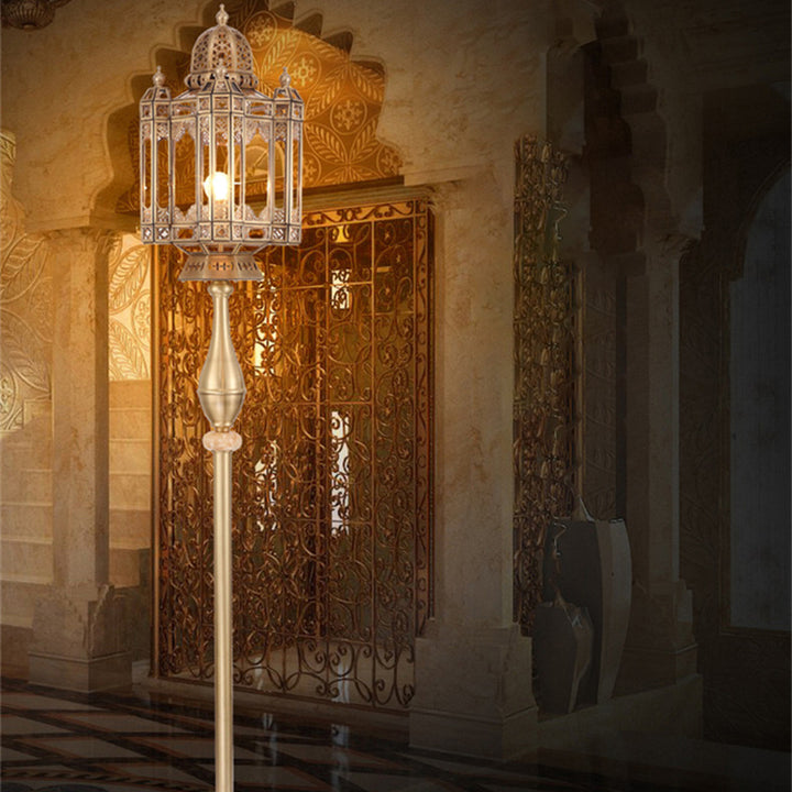 Traditionelle europäische Messing-Glaskuppel-Zylinderlaterne mit durchbrochener Schnitzerei und 1 Licht, Stehlampe für Wohnzimmer 