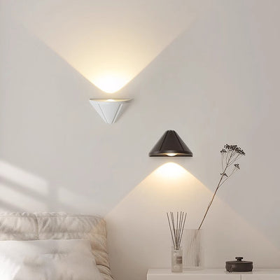 Applique murale LED triangulaire en aluminium étanche de simplicité moderne pour patio extérieur 