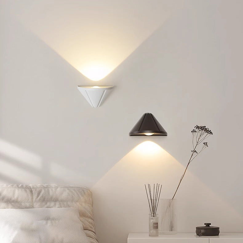 Applique murale LED triangulaire en aluminium étanche de simplicité moderne pour patio extérieur 